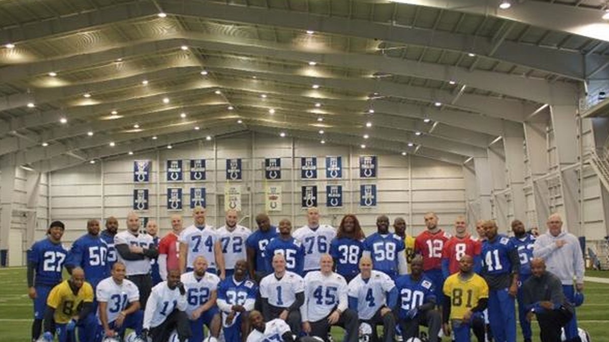 I stort sett alla spelare i Indianapolis Colts har rakat sina skallar för att hylla sin tränare.